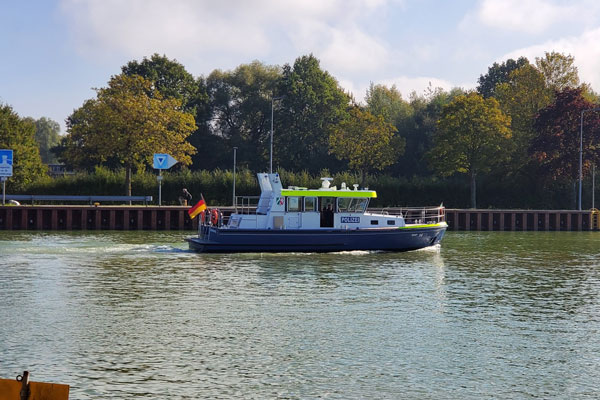 Siemer Jachtservice Barßel-Reekenfeld - Taufe Kanalstreifenboot Siemer 13.8